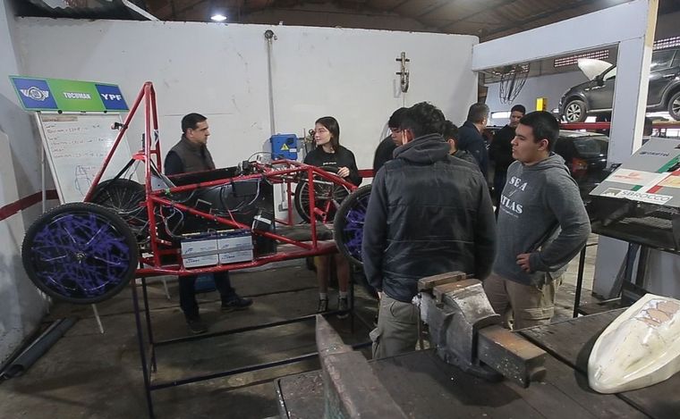 Alumnos idearon un auto ecológico con objetos recuperados del delito. (Gentileza)