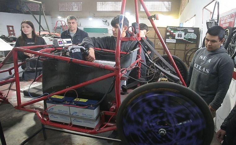 Alumnos idearon un auto ecológico con objetos recuperados del delito. (Gentileza)