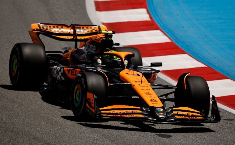 Norris tiene muy buen comienzo liderando la FP1 con McLaren en Barcelona