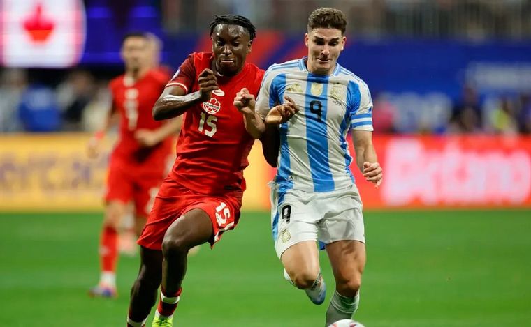 Moïse Bombito disputa la pelota con Julián Álvarez. (Foto: NA)