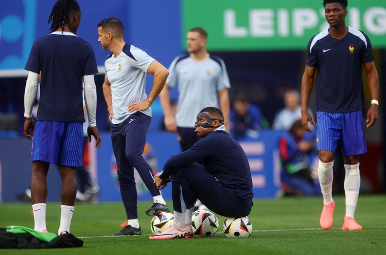 La máscara que tenía Mbappe, por si ingresaba desde el banco de suplentes