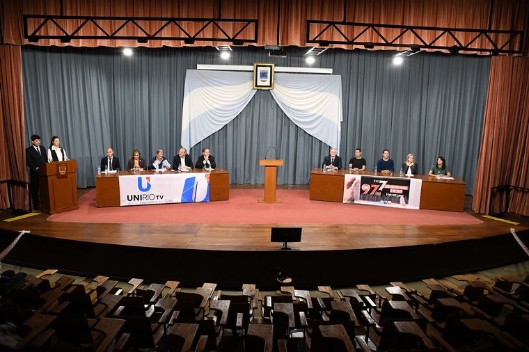 Los candidatos frente a frente de la Universidad Nacional (foto web UNRC)