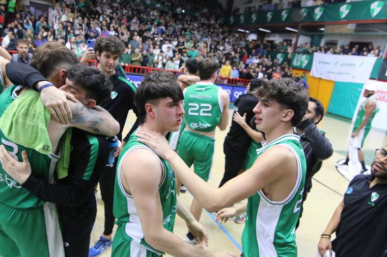 Atenas volvió a la Liga Nacional y Córdoba festeja. (Foto: Daniel Cáceres/Cadena 3).