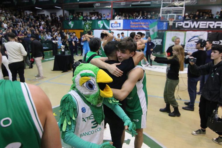 Atenas volvió a la Liga Nacional y Córdoba festeja. (Foto: Daniel Cáceres/Cadena 3).