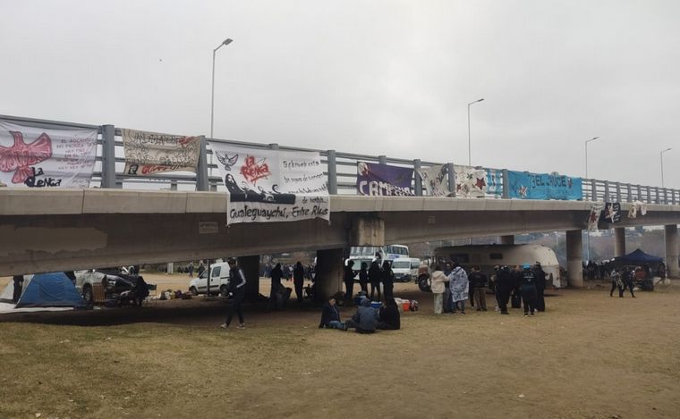 Los fanáticos de La Renga empiezan a llegar al Mario Alberto Kempes.