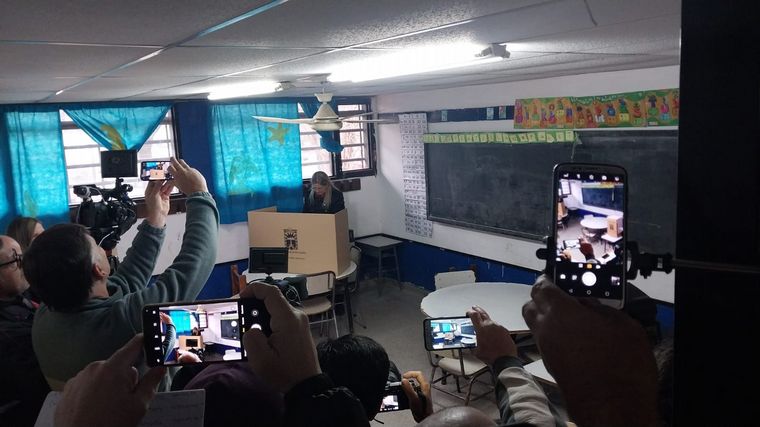 Elecciones en Río Cuarto: Adriana Nazario fue la primera en emitir su voto