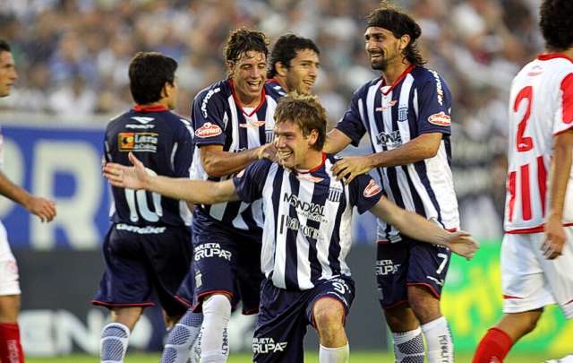 Los jugadores de Talleres festejan su paso al campeonato nonagonal.