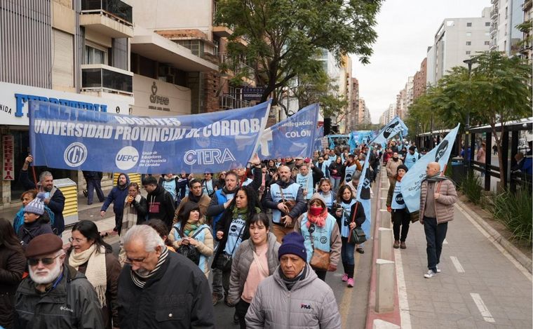 Marcha de la UEPC por las calles de Córdoba. (Foto: Daniel Cáceres/Cadena 3)
