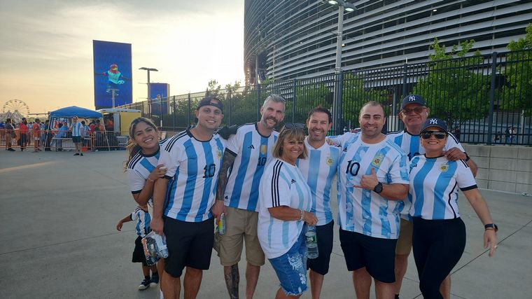 Los hinchas argentinos ya llenan el MetLife Stadium de New York.