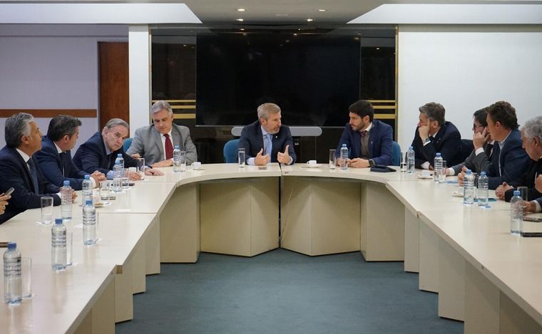 Tras alcanzar acuerdo por obras, Pullaro volvió a pedir que salga la Ley Bases.