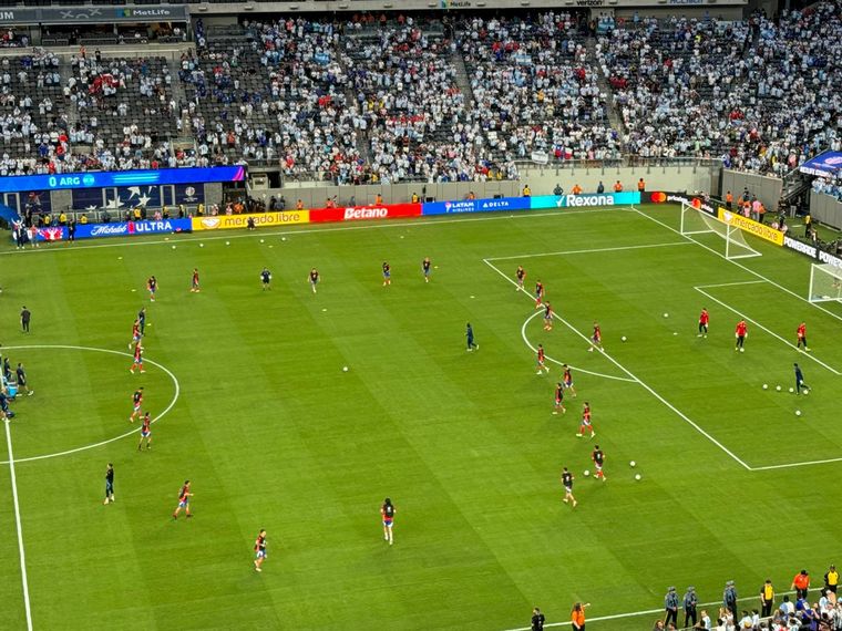 Los hinchas argentinos coparon las inmediaciones del MetLife Stadium.