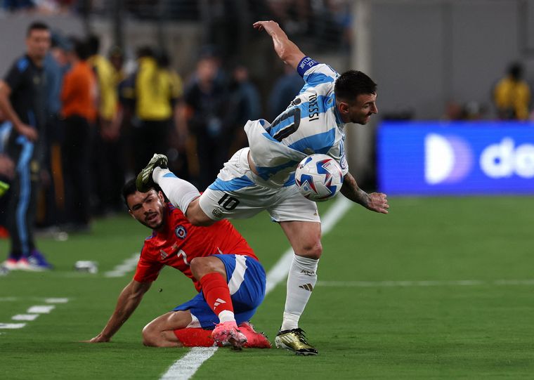 Messi elude la marca chilena. (Foto: NA)