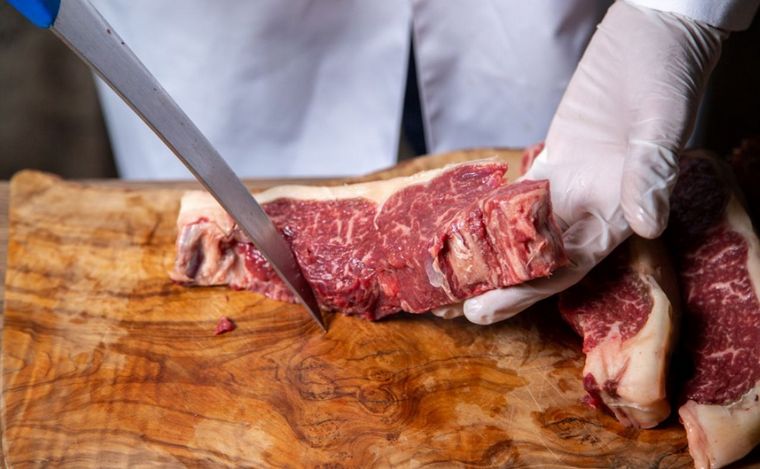 La crisis económica hace que la gente consuma menos carne vacuna.