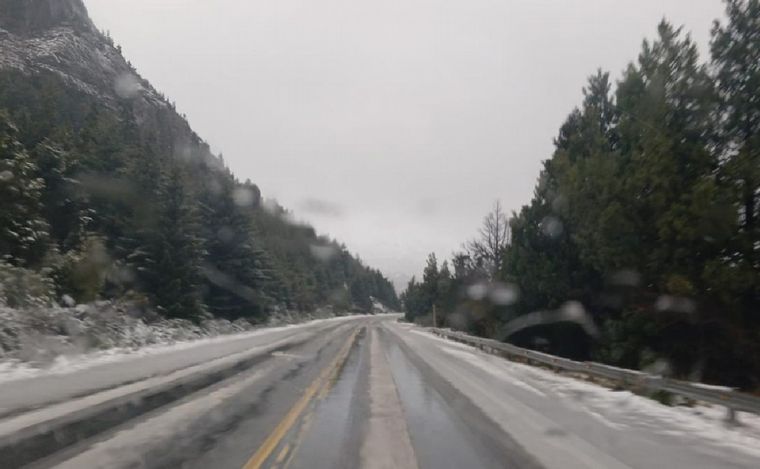 Intensas nevadas en Bariloche complican la circulación en las rutas. (Gentileza)