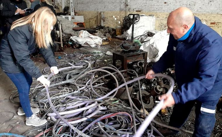 Cables y cobre secuestrado en una chatarrería cuyo dueño fue detenido.