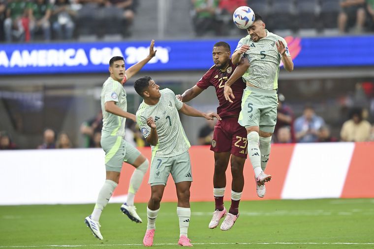 Con coraje, algo de fútbol y las atajadas de Romo, Venezuela aseguró el pase