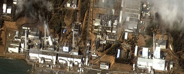 FOTO: Un empleado del gobierno realiza un control de radiactividad en la ciudad de Nigata.