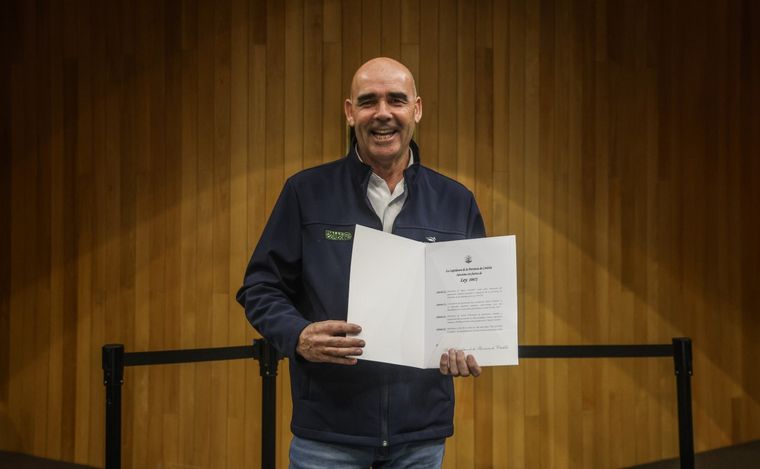 Orgullos, el presidente de ACCOR, Becaría, enseña el reconocimiento provincial