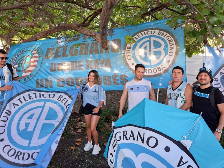 Los hinchas de Belgrano en el banderazo argentino.