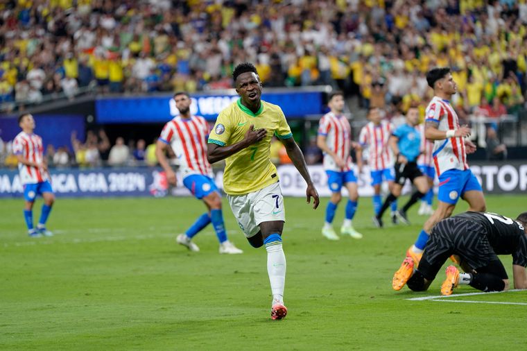 Vinicius festeja uno de sus tantos ante Paraguay. (Foto:NA)