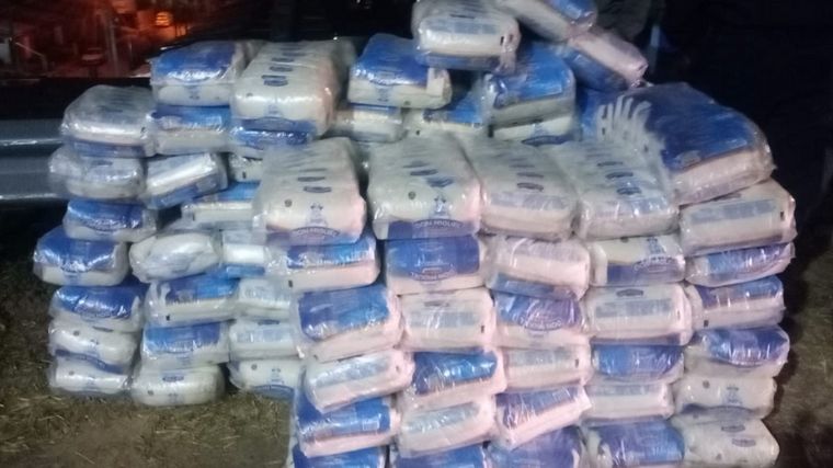 Se accidentó un camión de azúcar y lo custodian 9 patrulleros y motos