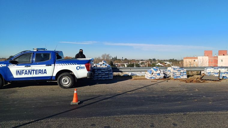 Se accidentó un camión de azúcar y lo custodian 9 patrulleros y motos