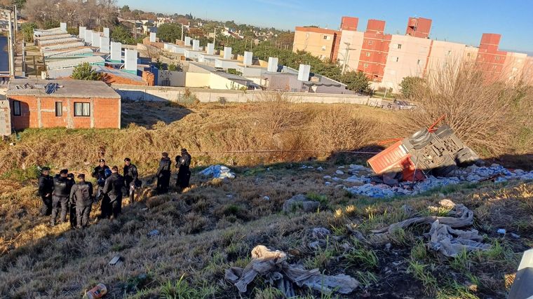 Se accidentó un camión de azúcar y lo custodian 9 patrulleros y motos