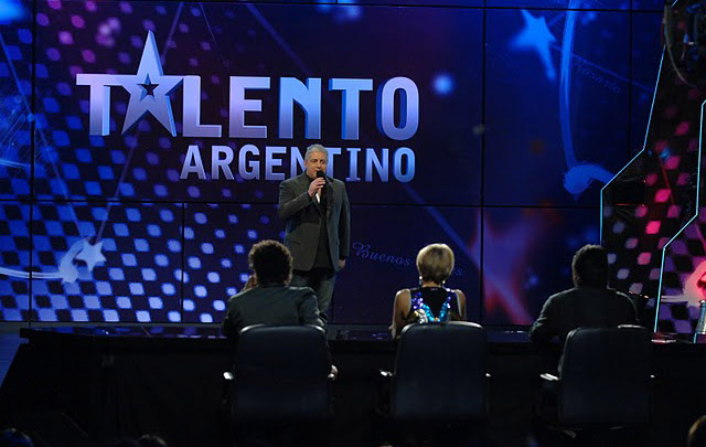 Mariano Peluffo con los jueces Catherine Fulop, Kike Teruel y Maximiliano Guerra.