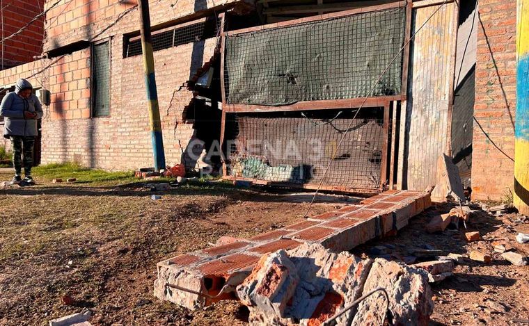 Rosario: Un patrullero terminó incrustado en una casa tras presunta persecución.