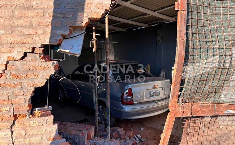 Rosario: Un patrullero terminó incrustado en una casa tras presunta persecución.