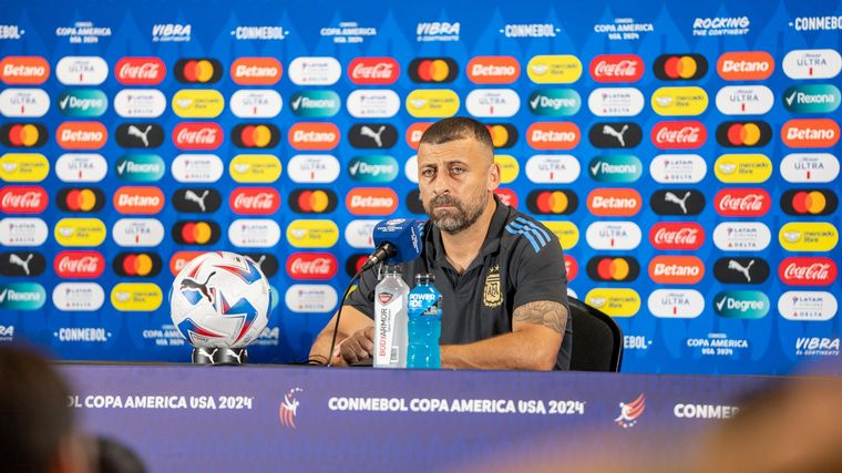 Walter Samuel en la conferencia despúes del partido con Perú. (Foto: @Argentina)