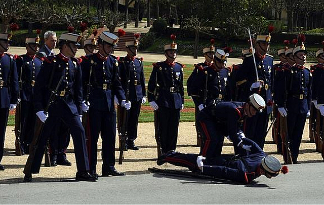 El Guardia Real cayó estrepitosamente.