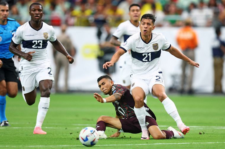 Ecuador y México se miden en un duelo clave para llegar a cuartos. (Foto: NA)