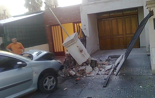 El coche pegó contra un poste de luz y una casilla de gas en barrio Parque Latino.
