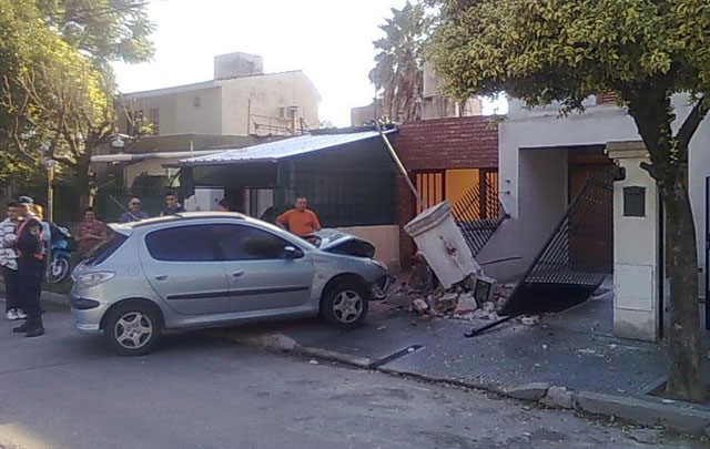 El coche pegó contra un poste de luz y una casilla de gas en barrio Parque Latino.