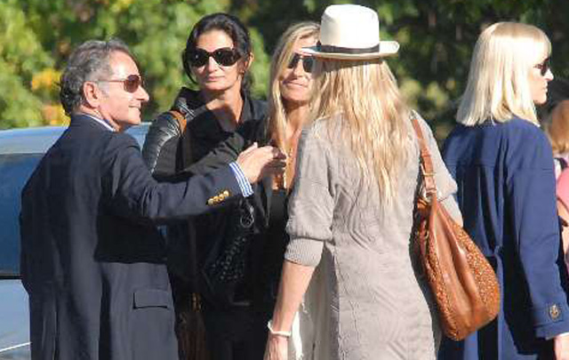 El esposo de Patricia Miccio, Benjamín Vijnovsky, recibe las condolencias.