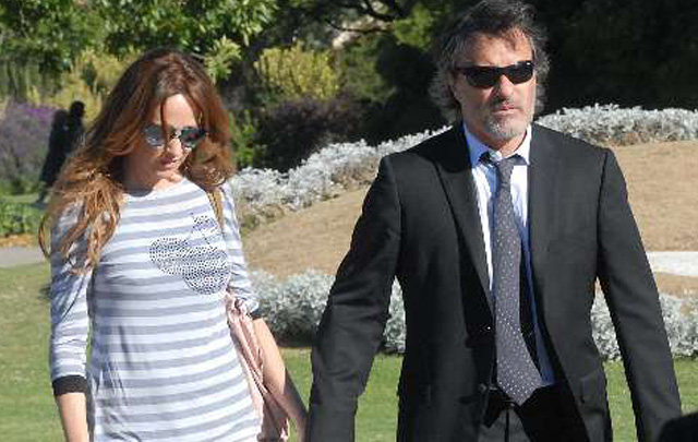 Jorge 'Corcho' Rodríguez y Verónica Lozano en el cementerio Jardín de Paz de Pilar.