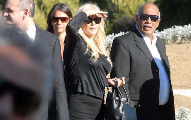 Susana Giménez y Oscar González Oro en el cementerio Jardín de Paz de Pilar.