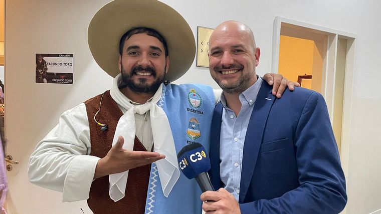 Facundo Toro celebra su carrera junto a invitados. 