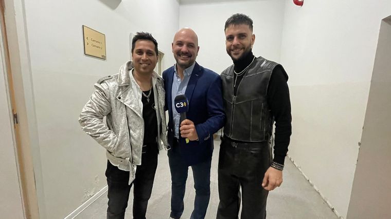 Facundo Toro celebra su carrera junto a invitados. 