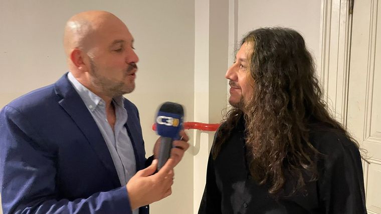 Facundo Toro celebra su carrera junto a invitados. 
