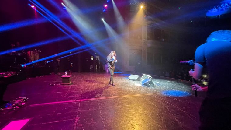 Facundo Toro celebra su carrera junto a invitados. 