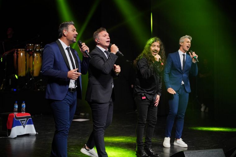 Facundo Toro celebra su carrera junto a invitados. 