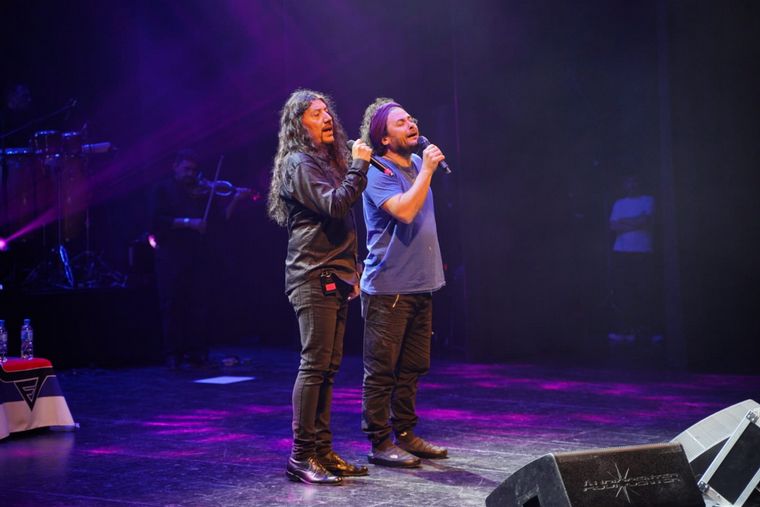 Facundo Toro celebra su carrera junto a invitados. 