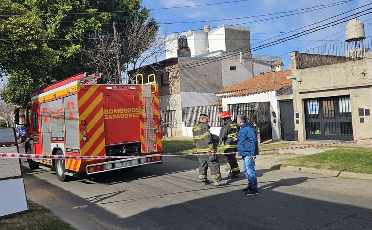 El camión de los Bomberos fuera de la vivienda incendiada.