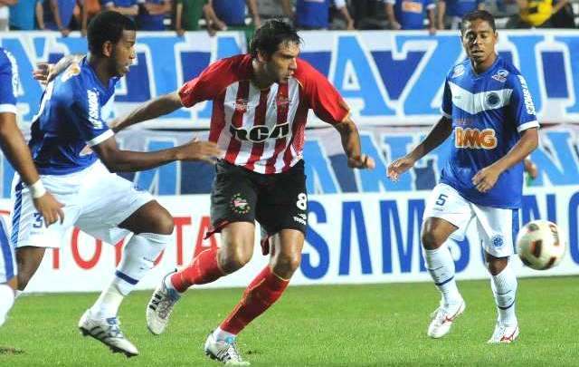 Estudiantes mostró entusiasmo pero careció de contundencia para convertir.