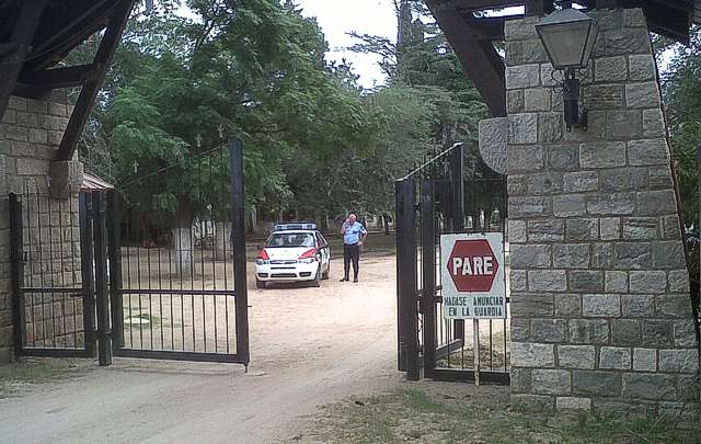 Portón de ingreso al geriátrico de Despeñaderos donde se produjo el incidente.