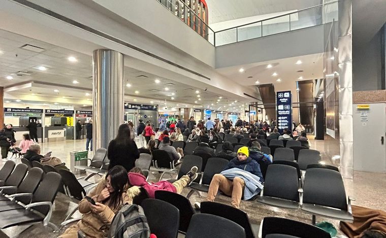 Demoras por asambleas en el Aeropuerto Córdoba. (Foto: Lucía González/Cadena 3)