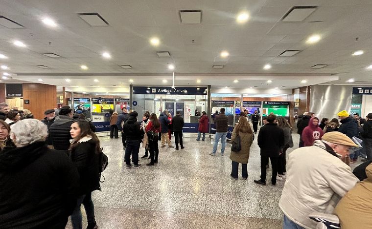 Demoras por asambleas en el Aeropuerto Córdoba. (Foto: Lucía González/Cadena 3)