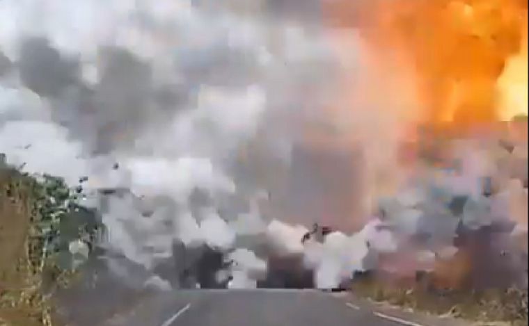 El momento de la explosión del camión con combustible en Brasil. (Captura video)